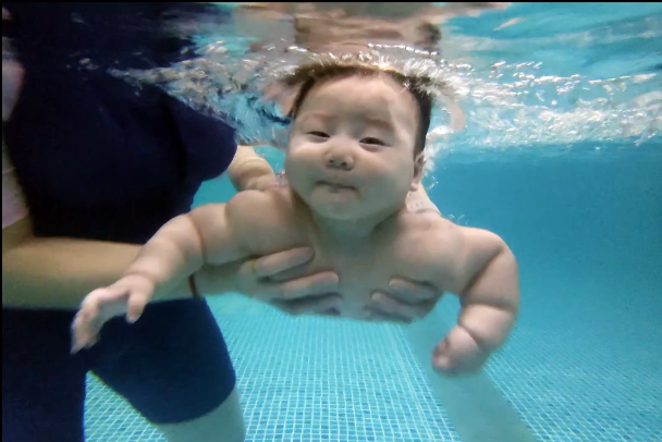 孩子出生的第一个技能是什么？当然是游泳！